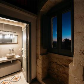 6 bedroom villa with heated pool in Modica, sleeps 18